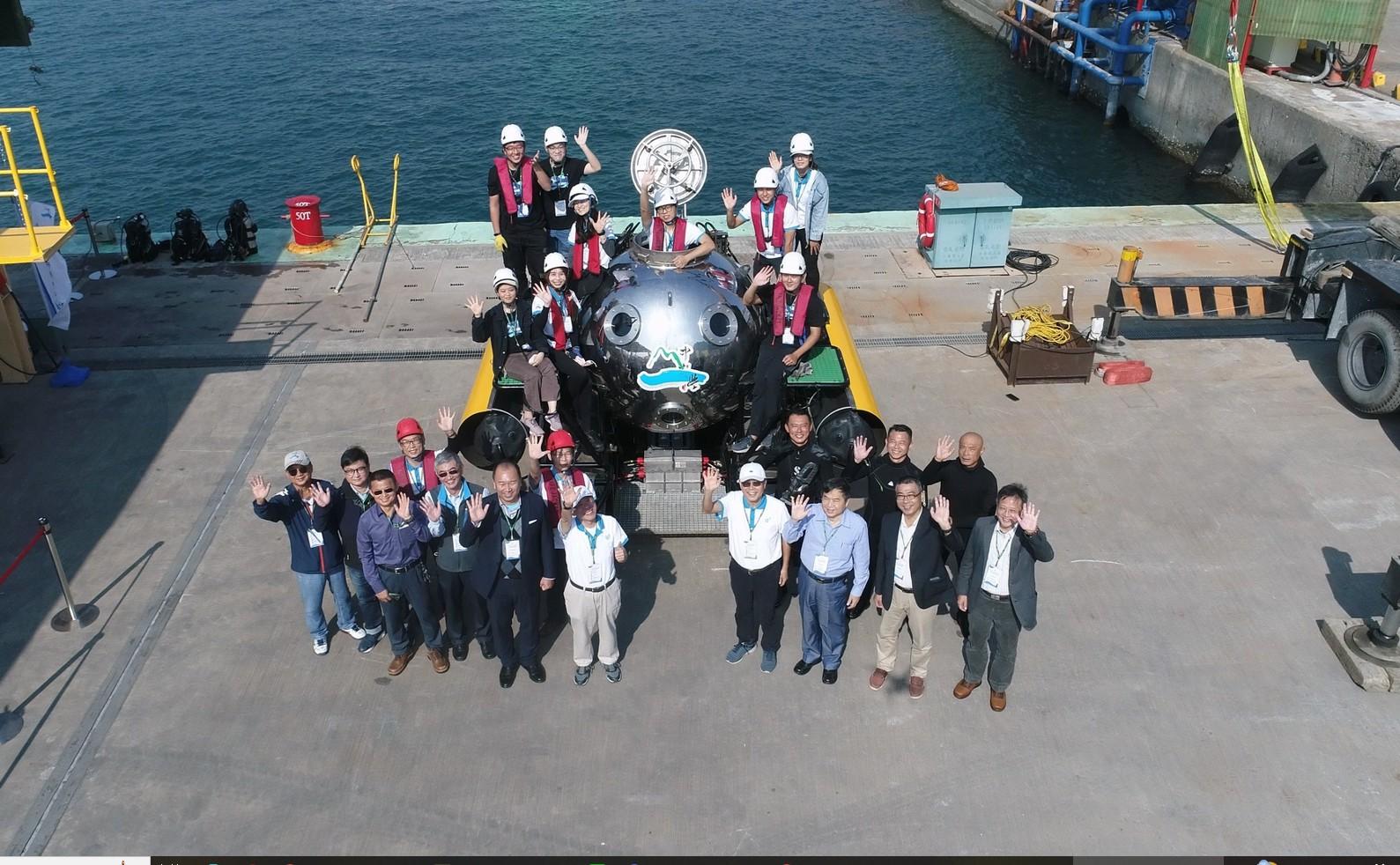  迷你潛艇發表會，於高雄港水域內演示艙內操控載具航行